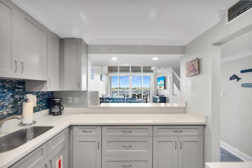 St Kitts - Downtown Waterfront Penthouse Pool Dock Parking House in Key West