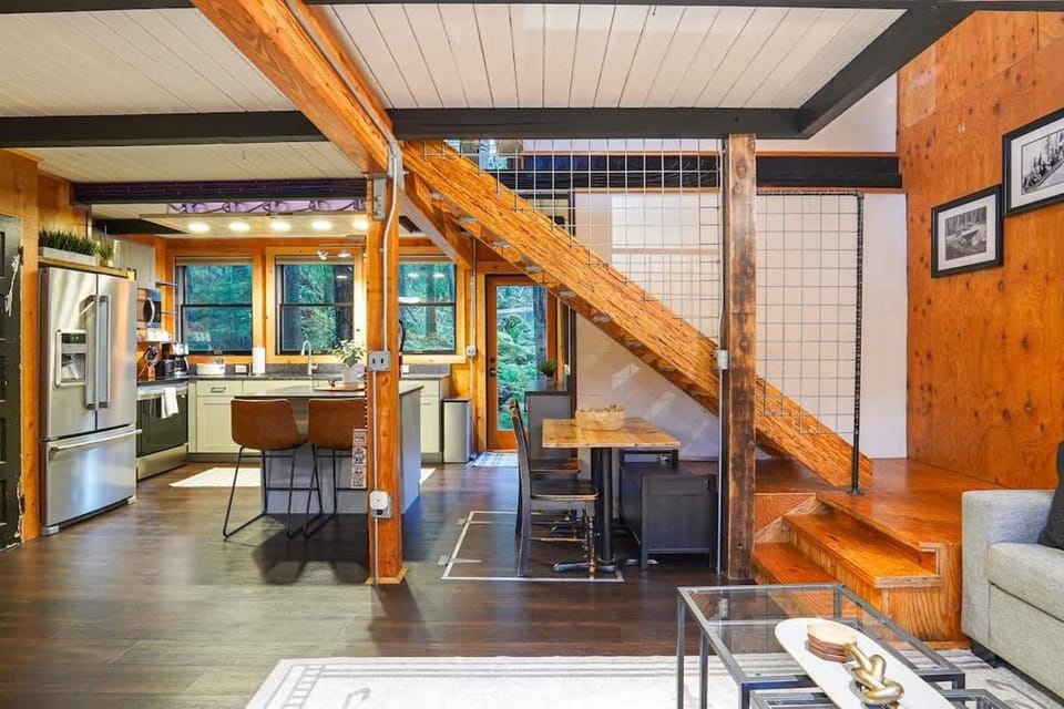 Treetop Hideaway, Sleeps 2 House in Glacier