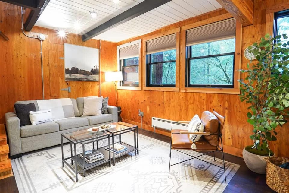 Treetop Hideaway, Sleeps 2 House in Glacier