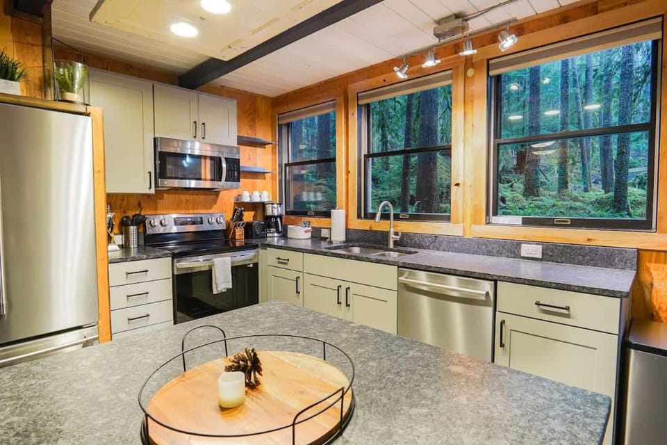 Treetop Hideaway, Sleeps 2 House in Glacier