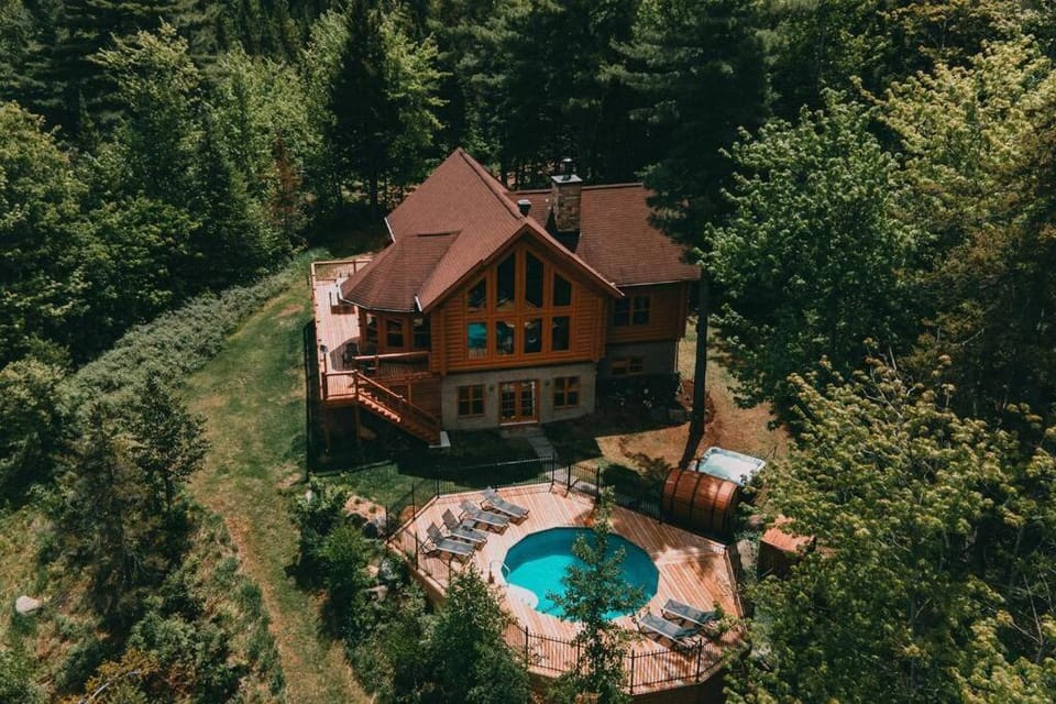 Chalet White Wolf SPA at Fiddler's Lake Chalet in Quebec