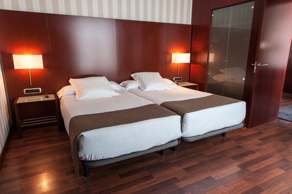 Photo of the whole room, Decorative detail