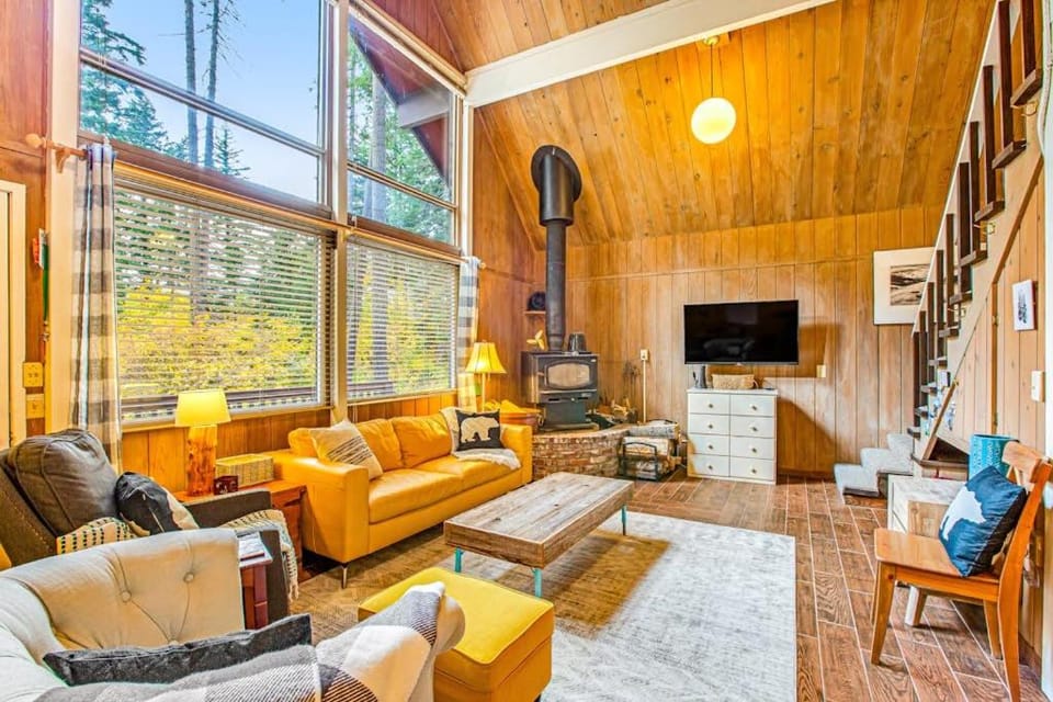 Peak-a-View Lakehouse House in Roslyn