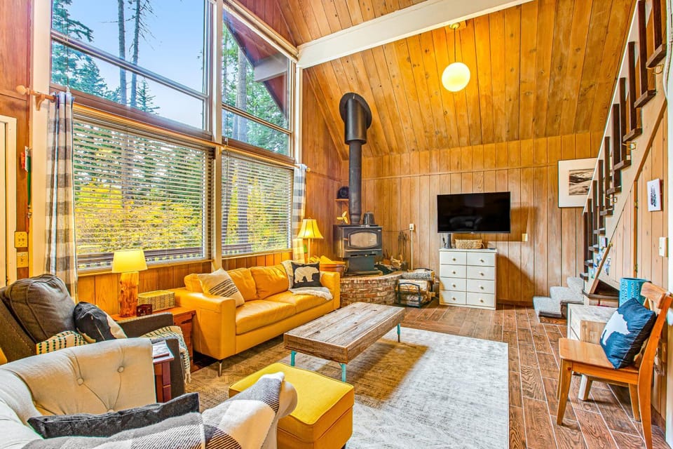 Peak-a-View Lakehouse House in Roslyn