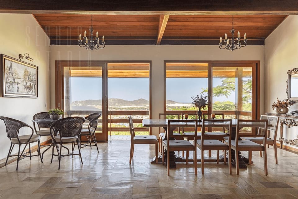 Beautiful Mansion with Jacuzzi and Lagoon View House in Florianopolis