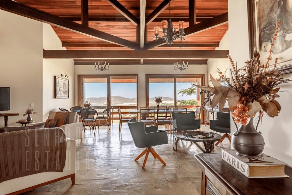 Beautiful Mansion with Jacuzzi and Lagoon View House in Florianopolis