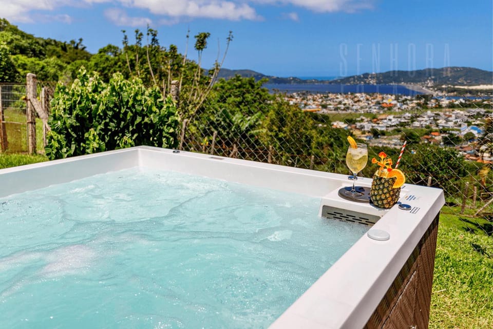 Beautiful Mansion with Jacuzzi and Lagoon View House in Florianopolis