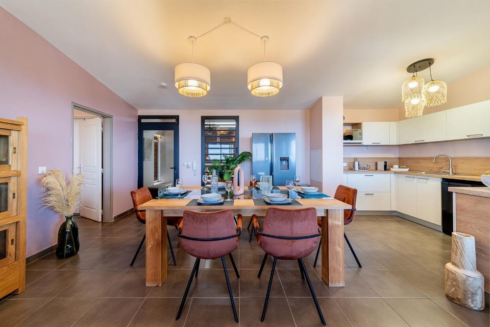 Kitchen or kitchenette, Dining area