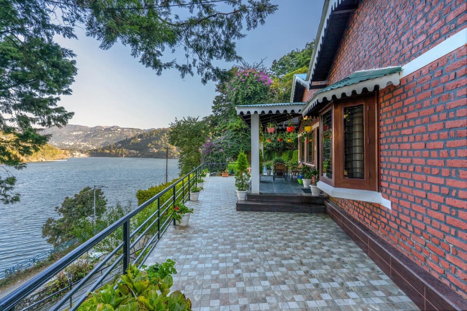 Property building, Staff, Facade/entrance, Spring, Day, People, Natural landscape, Garden, View (from property/room), Balcony/Terrace, Animals, Lake view, Mountain view, River view, Meals, young children, older children