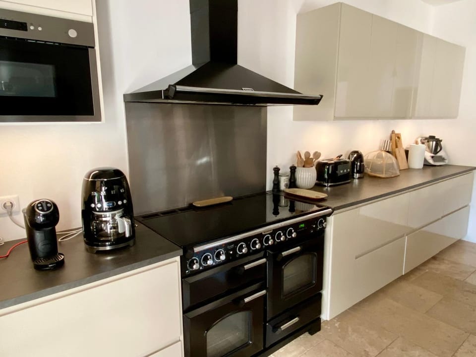 Coffee/tea facilities, Kitchen or kitchenette, dishwasher, stove