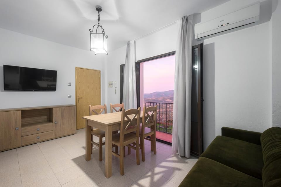 Communal lounge/ TV room, Dining area