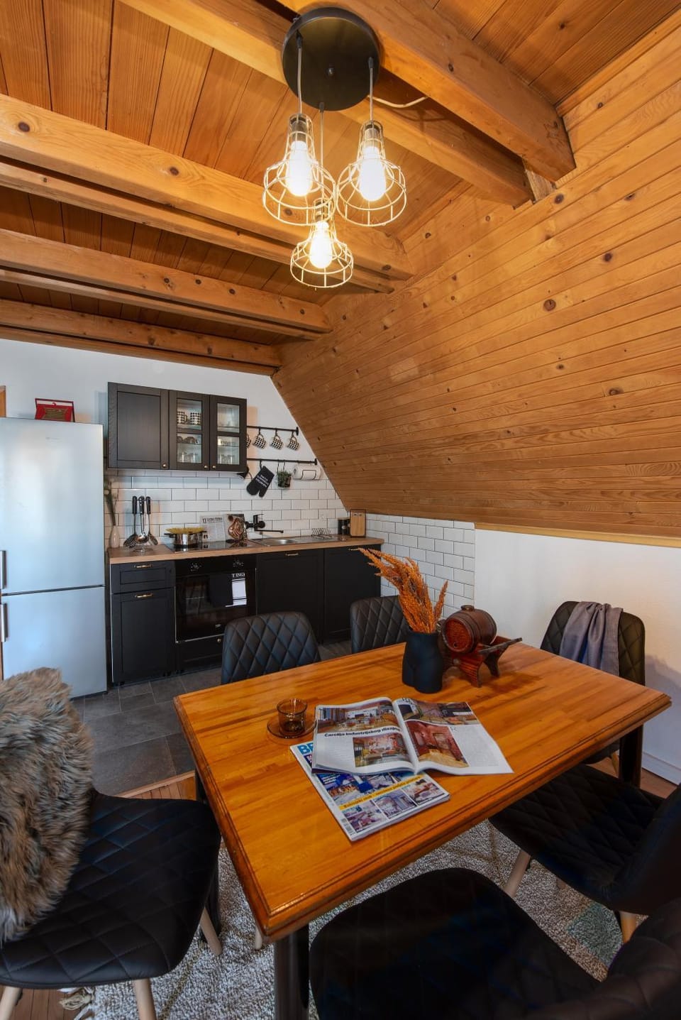Kitchen or kitchenette, Dining area
