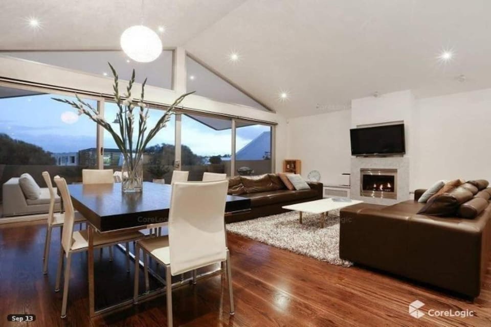 Spacious apartments in the heart of Sorrento Apartment in Melbourne Road