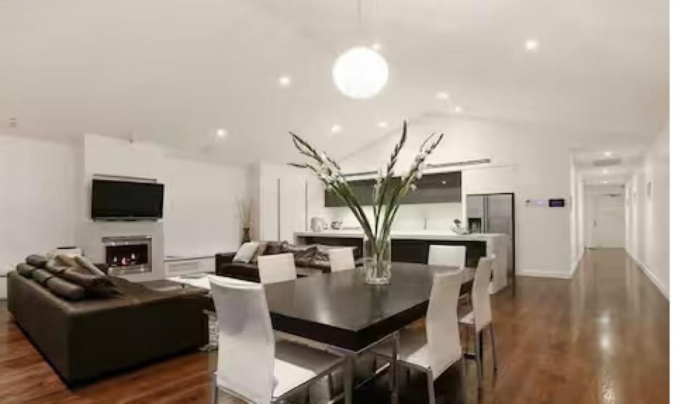 Spacious apartments in the heart of Sorrento Apartment in Melbourne Road