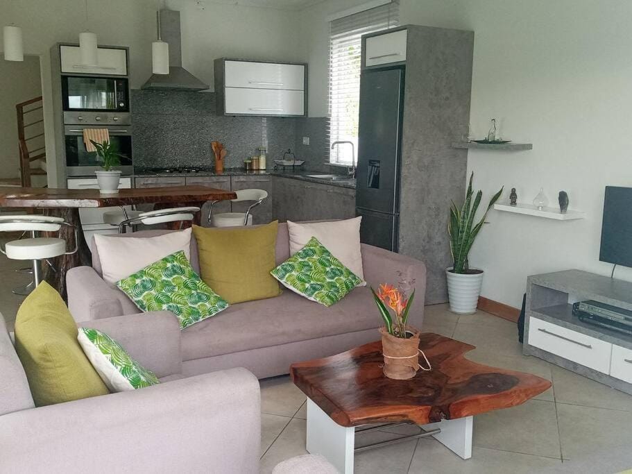 TV and multimedia, Kitchen or kitchenette, Living room, Seating area, Dining area, oven, stove