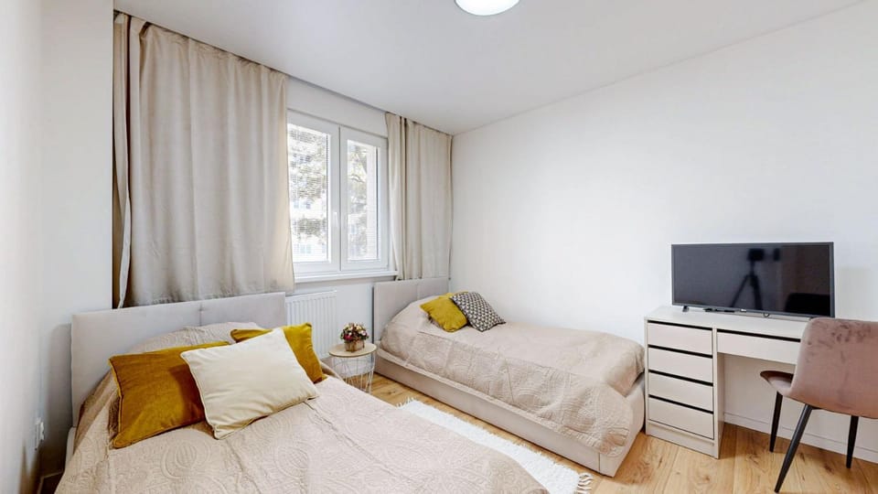 Bed, TV and multimedia, Photo of the whole room, Bedroom