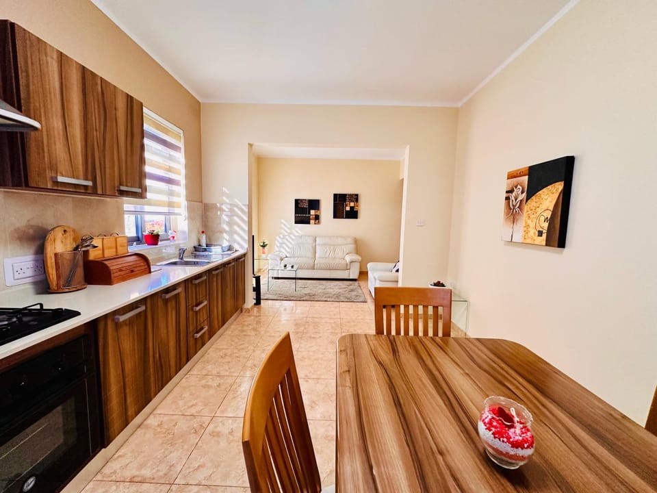TV and multimedia, Kitchen or kitchenette, Living room, Seating area, Dining area, minibar, oven, stove