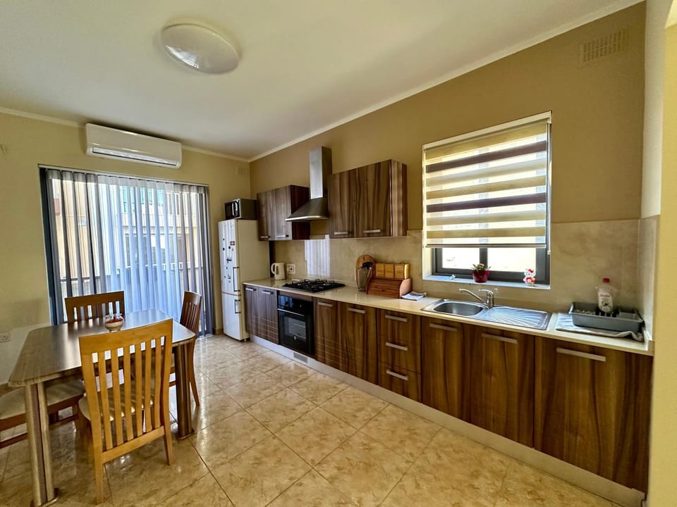 Kitchen or kitchenette, Dining area, minibar, stove