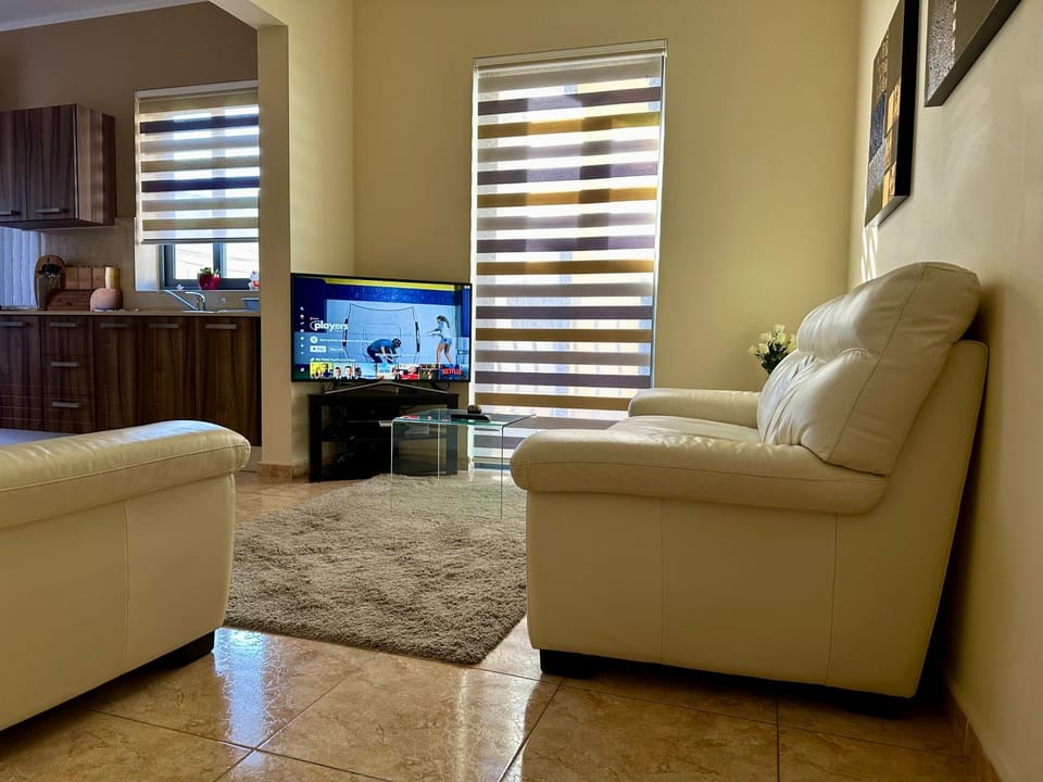 TV and multimedia, Living room, Seating area, Evening entertainment