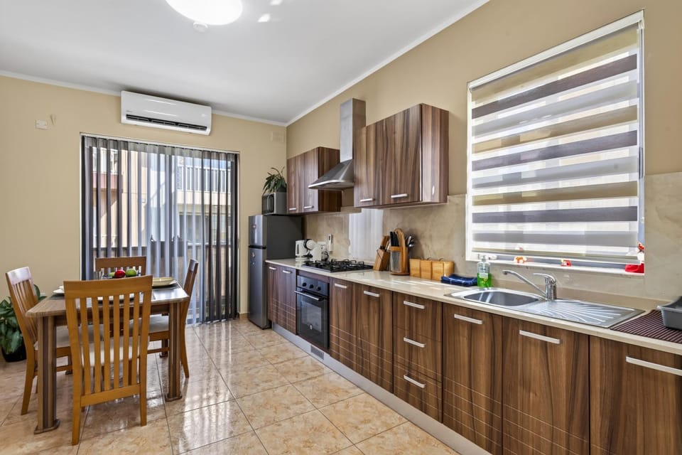 May Flower: Modern Flat close to Airport/Bus Stops Apartment in Malta