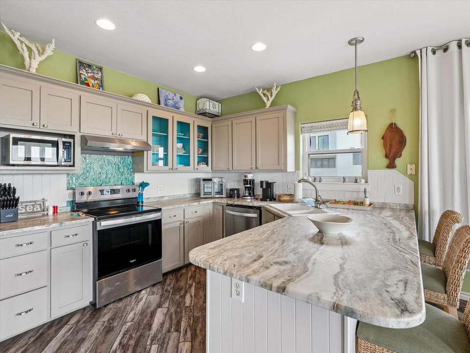 TV and multimedia, Kitchen or kitchenette, Seating area, furniture, microwave, oven, stove