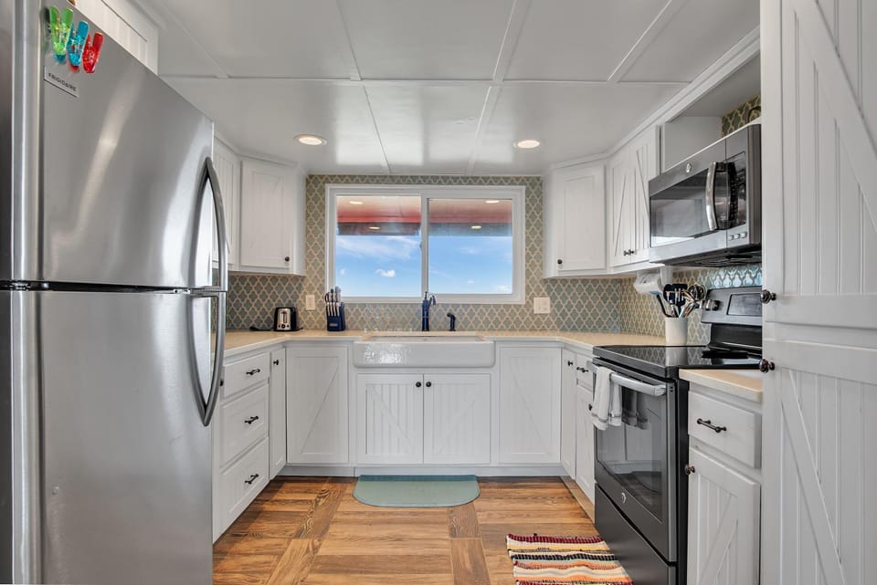 Kitchen or kitchenette, microwave, oven, stove