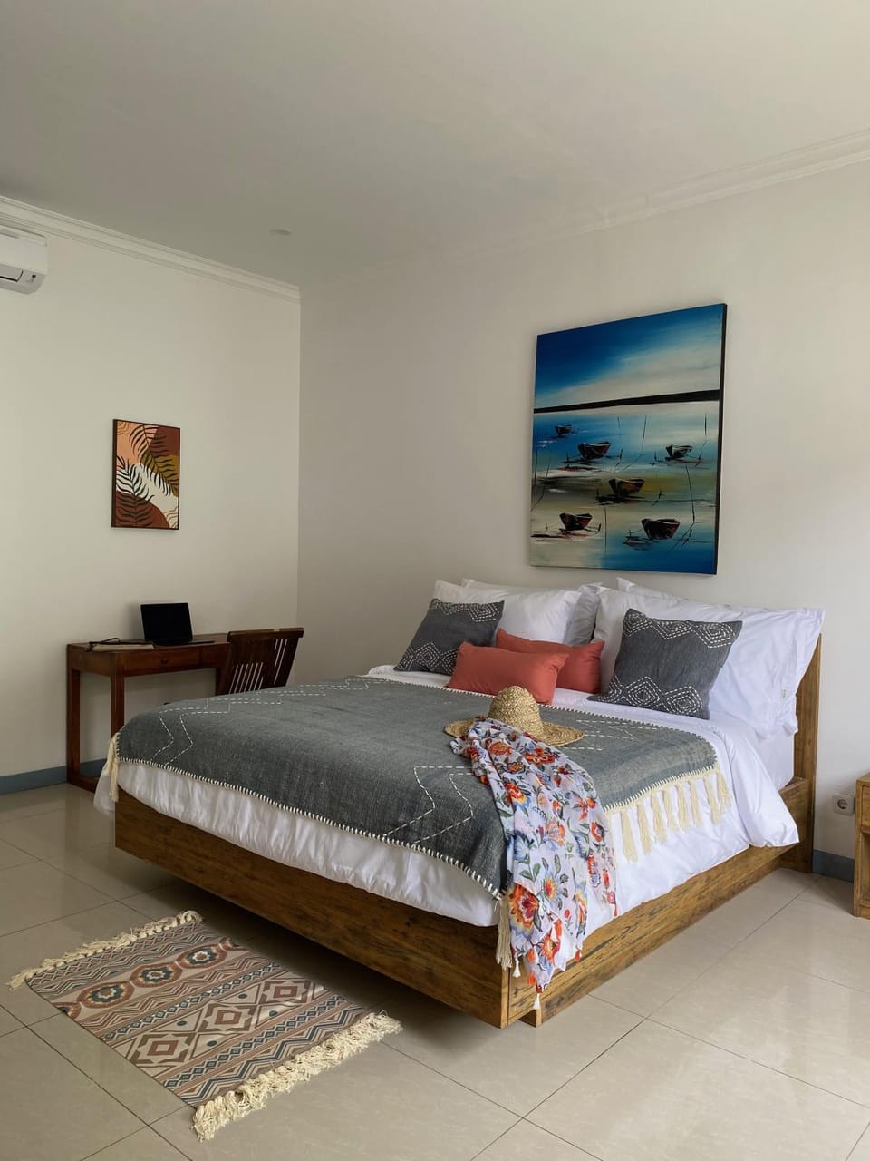 Bed, Photo of the whole room, Bedroom