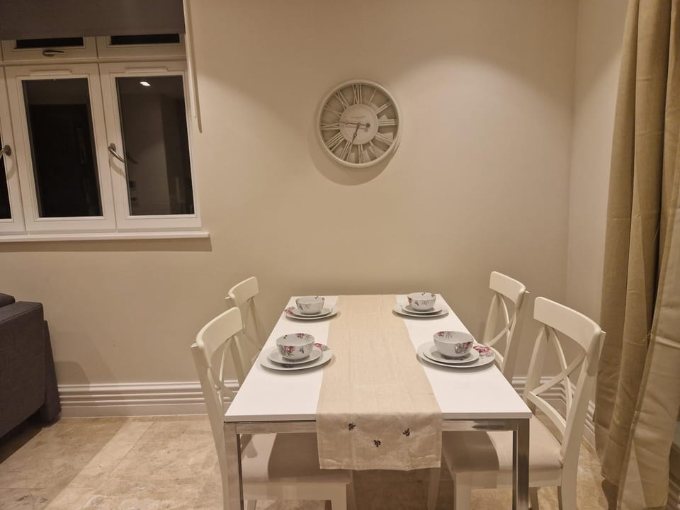 Spacious 2 BR with Balcony in Hendon Apartment in London
