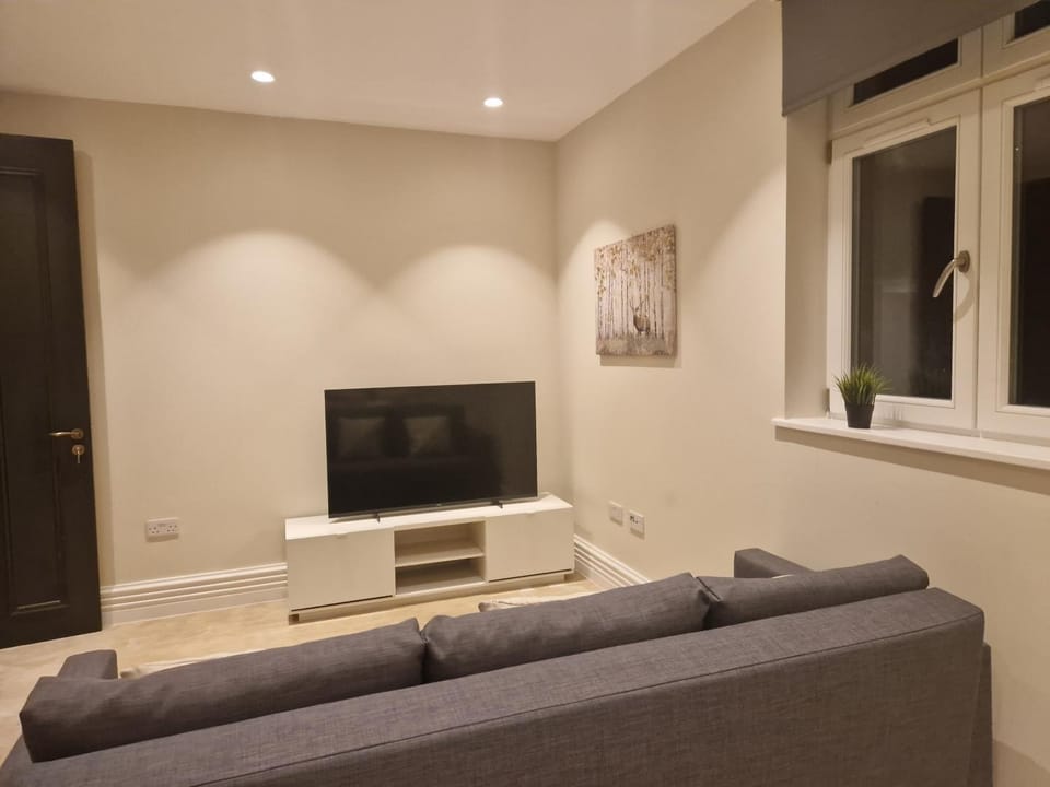 Spacious 2 BR with Balcony in Hendon Apartment in London