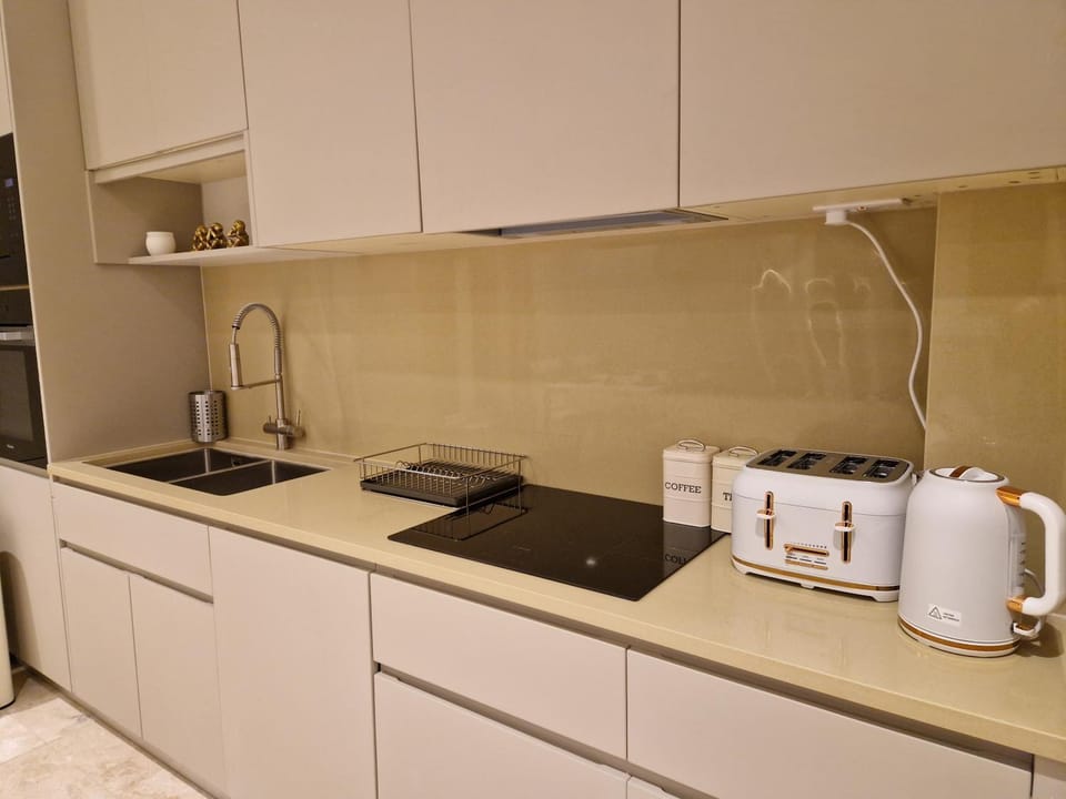 Spacious 2 BR with Balcony in Hendon Apartment in London