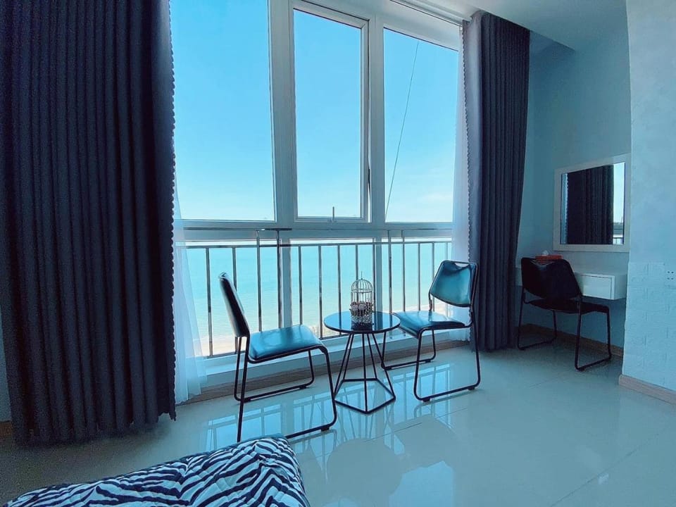 Bed, Natural landscape, TV and multimedia, Photo of the whole room, Seating area, Bedroom, Sea view, Quiet street view