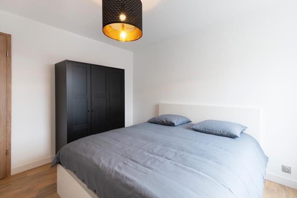 Bed, Photo of the whole room, wardrobe