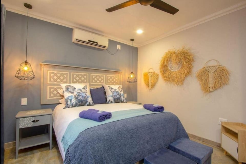 Bedroom, fireplace, air conditioner