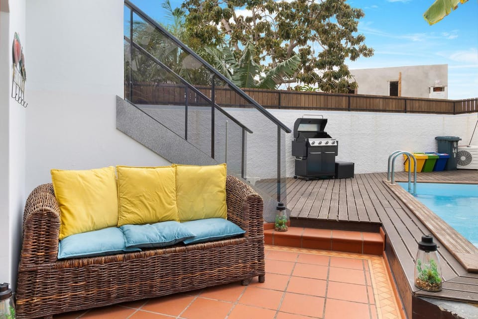 Property building, Balcony/Terrace, Living room, Swimming pool