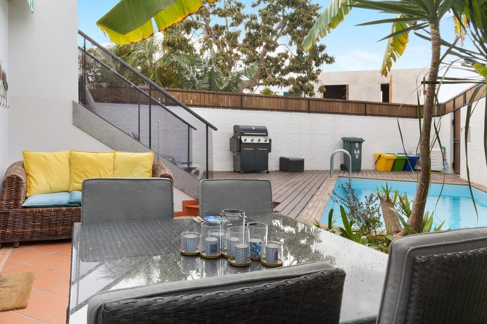 Property building, Balcony/Terrace, Living room, Swimming pool
