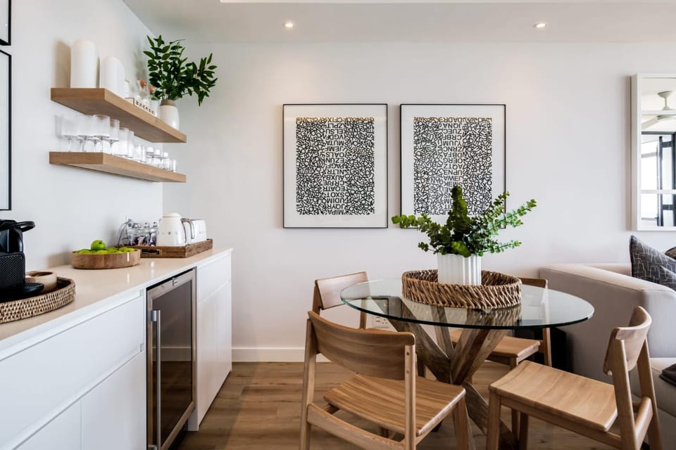 Kitchen or kitchenette, Seating area, Dining area