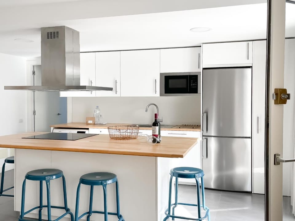 Kitchen or kitchenette, Dining area, minibar, stove