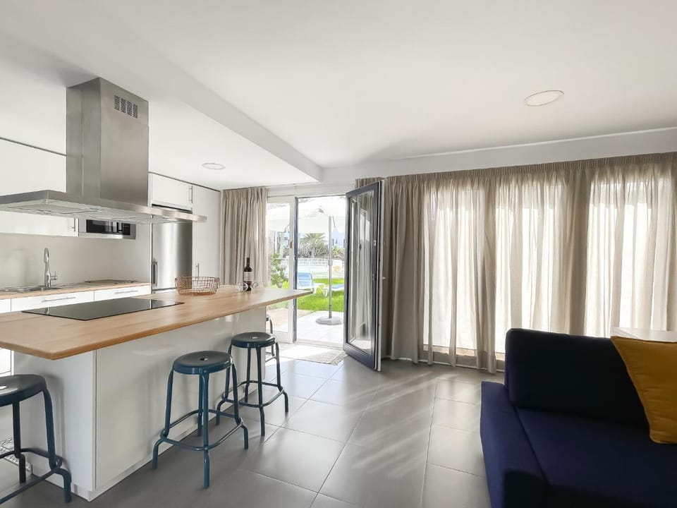 Kitchen or kitchenette, Living room, Seating area, Dining area, minibar, stove