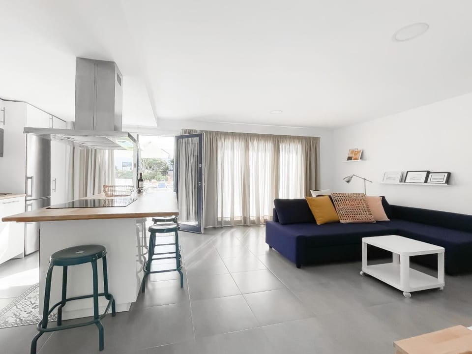 Kitchen or kitchenette, Living room, Seating area, Dining area