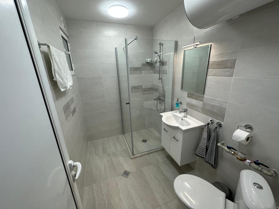 Shower, Toilet, Bathroom, towels