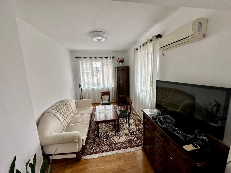 TV and multimedia, Living room, Seating area, Evening entertainment, air conditioner