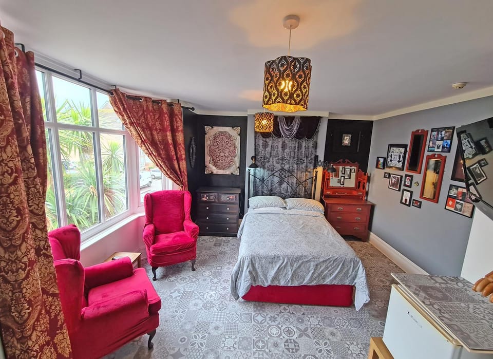 Bed, Photo of the whole room, Seating area, Bedroom