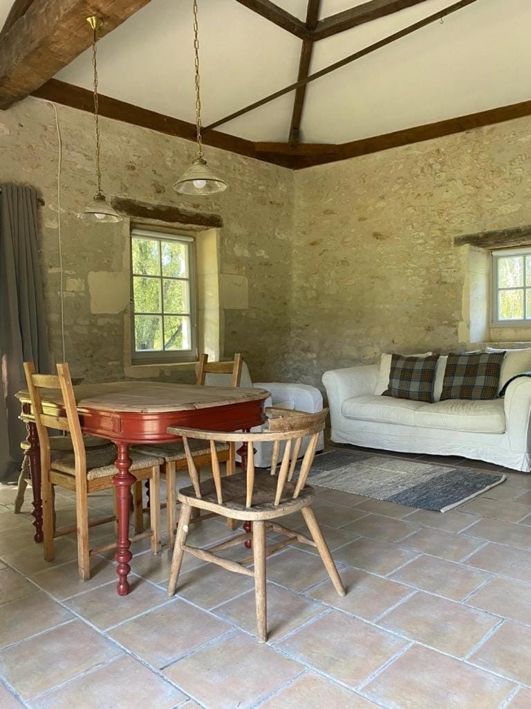 Beautiful riverside boathouse Apartment in Nouvelle-Aquitaine