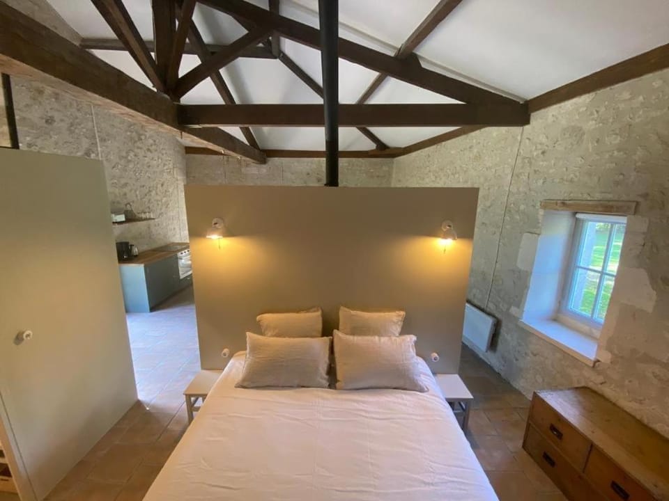 Beautiful riverside boathouse Apartment in Nouvelle-Aquitaine