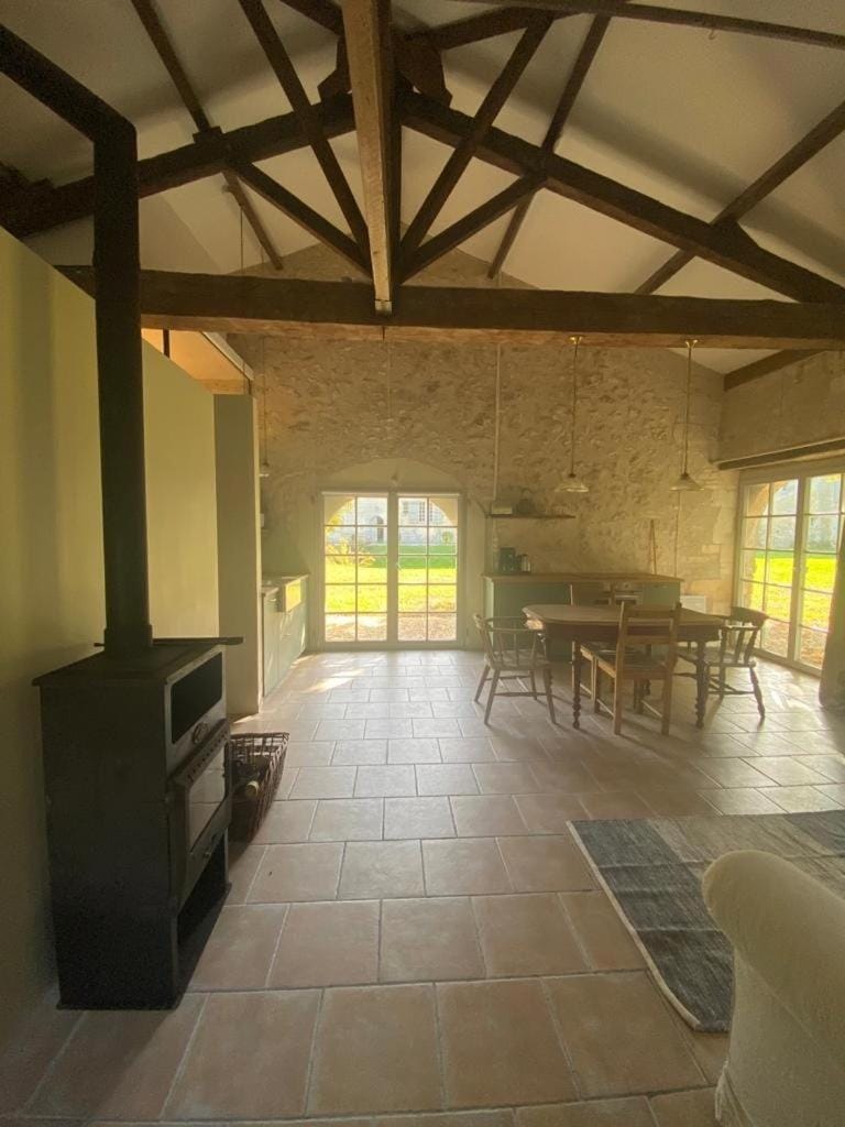 Beautiful riverside boathouse Apartment in Nouvelle-Aquitaine