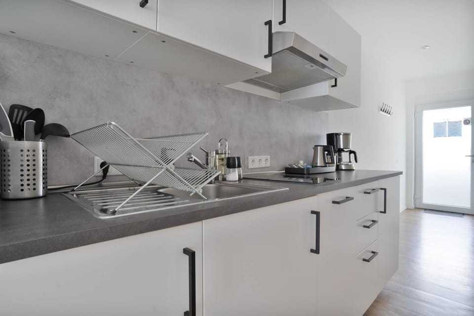 Coffee/tea facilities, Kitchen or kitchenette, stove, toaster