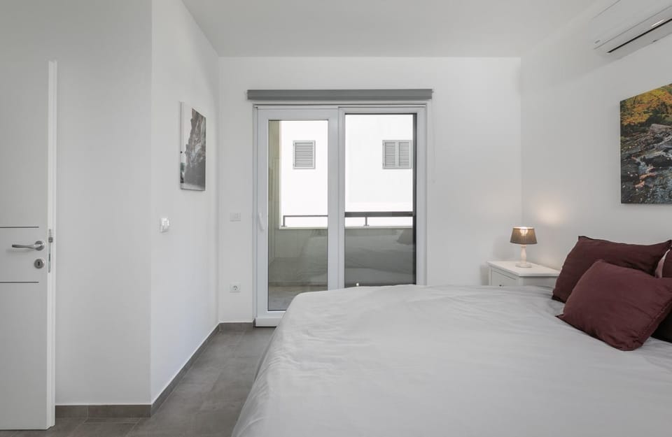 The view & art gallery apartment, free parking Apartment in Makarska