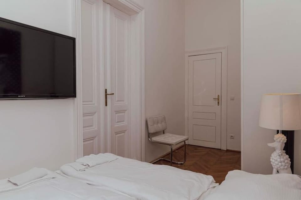 Bed, TV and multimedia, Photo of the whole room, Bedroom, wardrobe