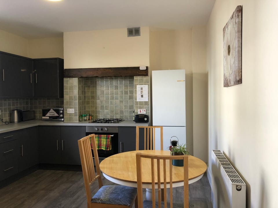 Kitchen or kitchenette, Dining area, minibar, pet friendly, stove, toaster