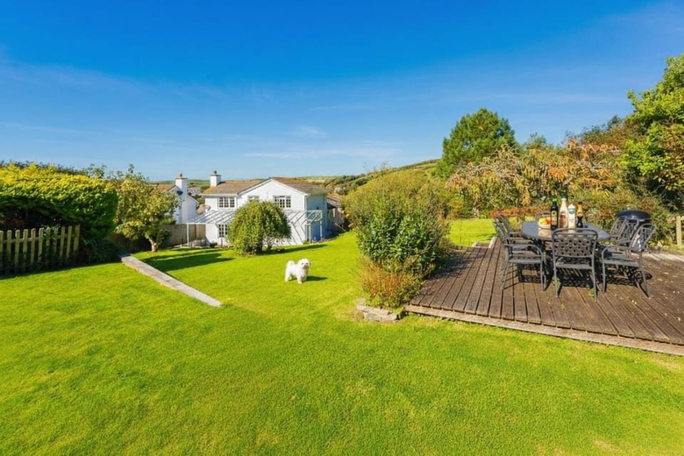 Property building, Garden, Garden view, pet friendly